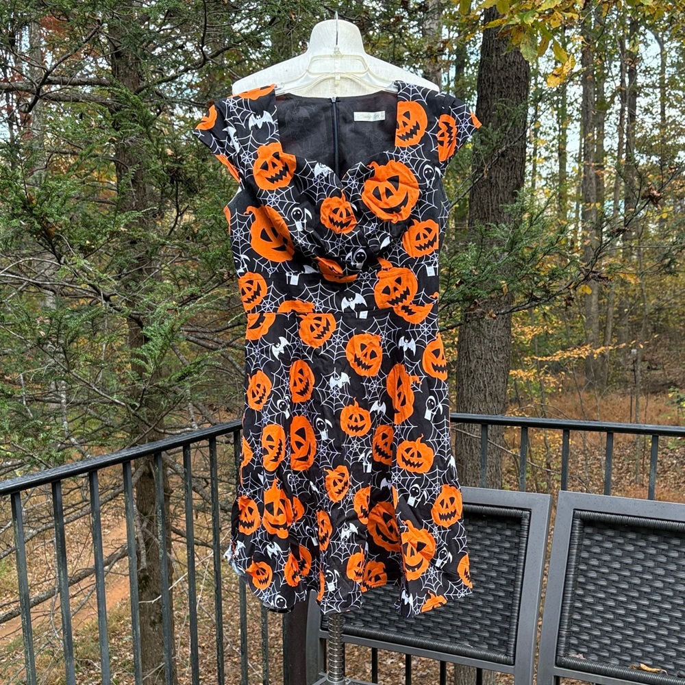 Hanpceirs Halloween themed dress with pumpkins/ bats/ webs, capped sleeves sz. L